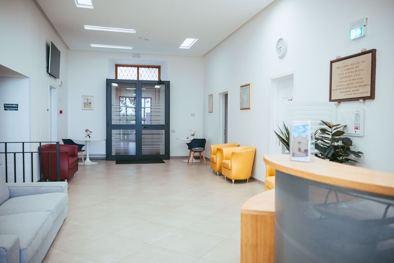 Area reception con sedute e banco accoglienza
