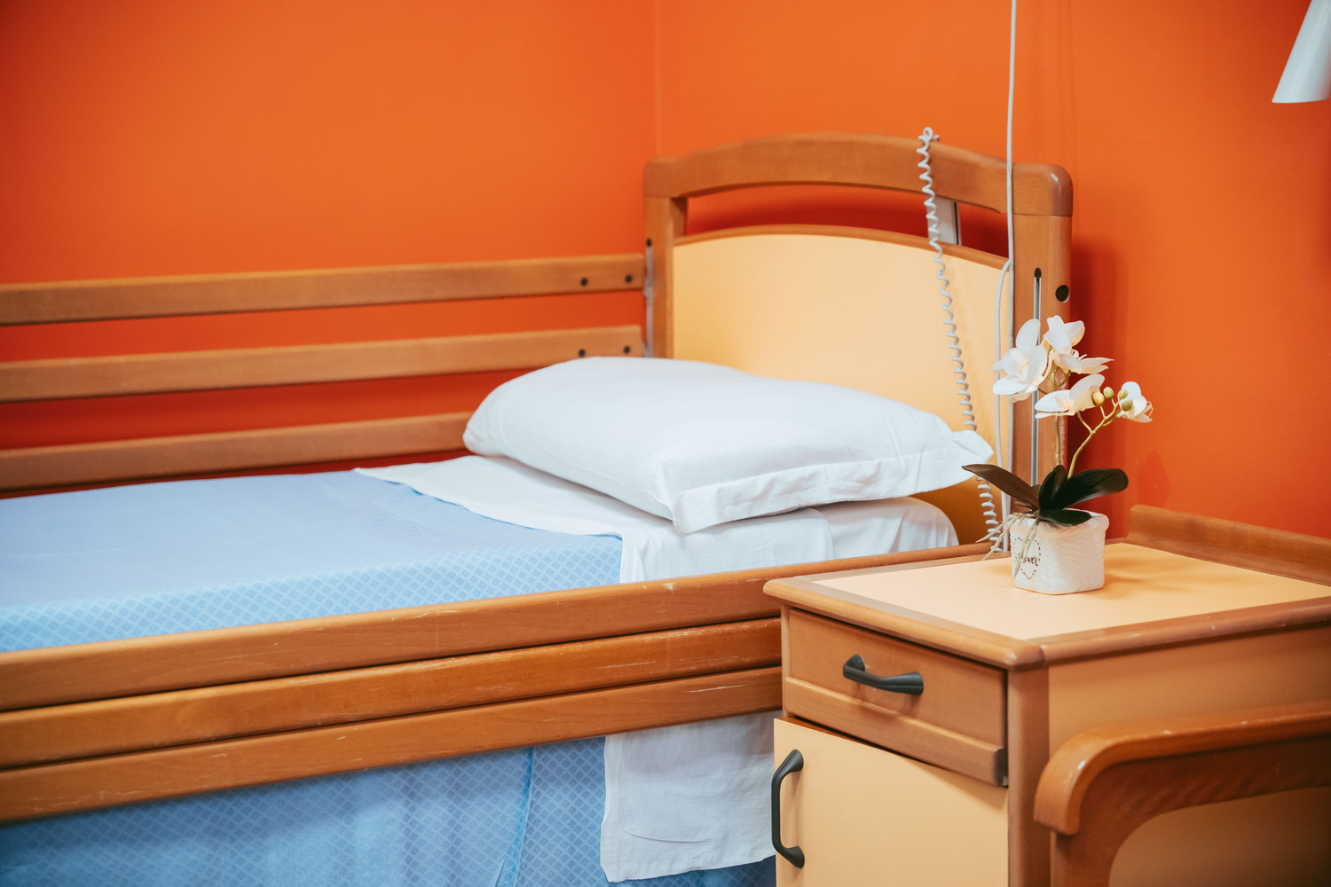 Letto e comodino in camera doppia
