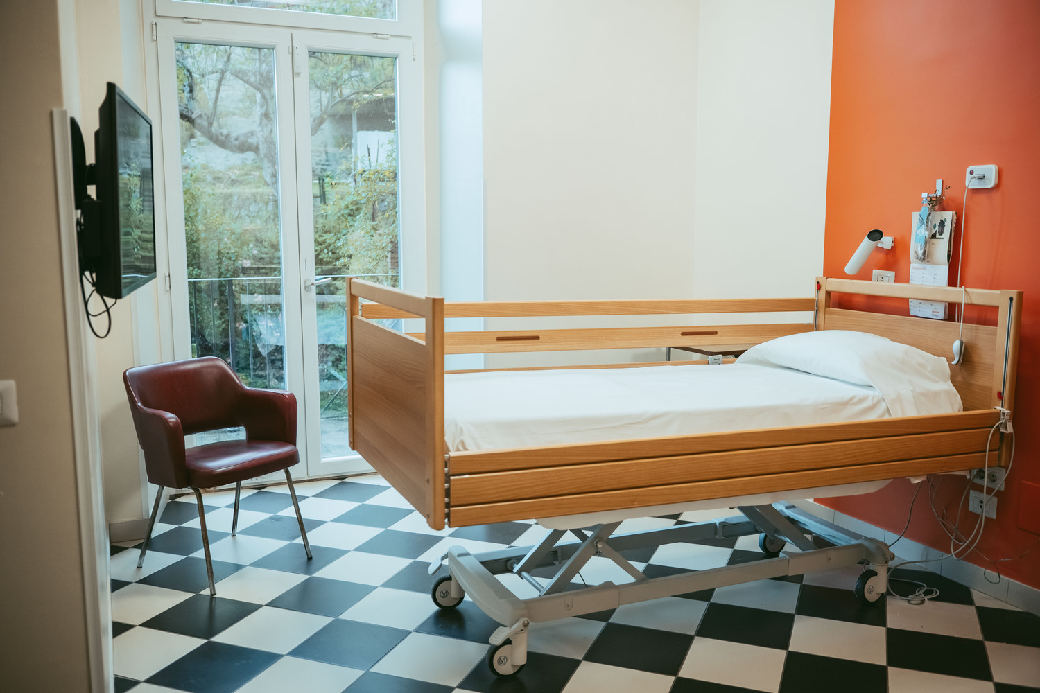 Camera singola confortevole con letto, poltrona e finestra